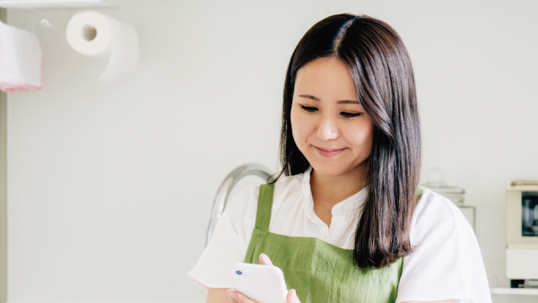 問い合わせの電話をする女性